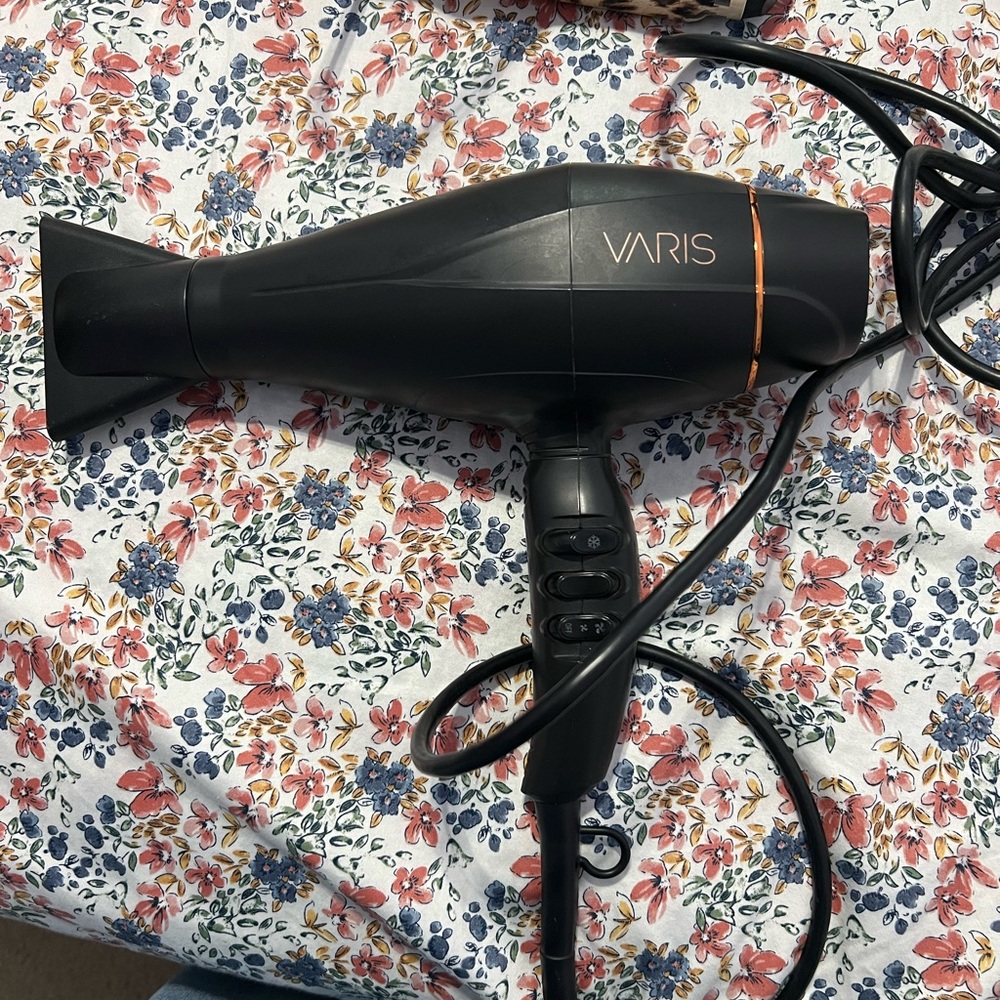 Varis Blow Dryer